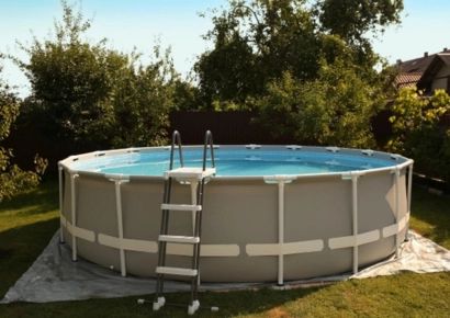 piscine hors sol dans un jardin
