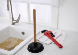 ventouse et clé à côté d'un lavabo blanc