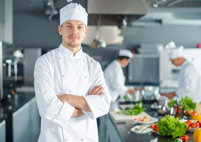 cuisto dans une cuisine de restaurant