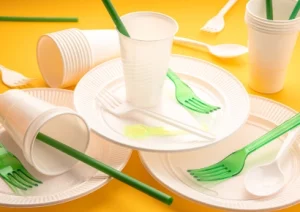 Verre, assiette et couvert en plastique jetable blanc