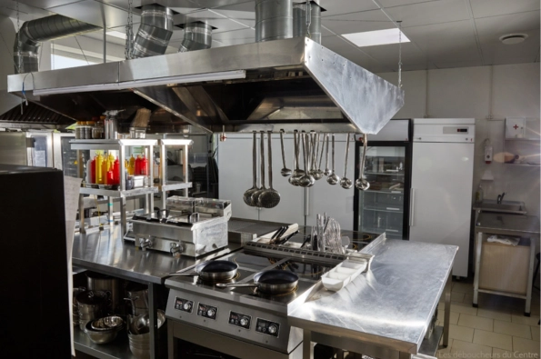 bac à graisse dans une cuisine professionnelle