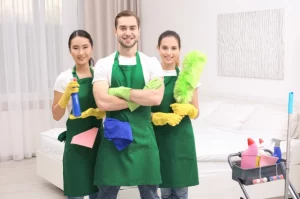 3 professionnels de ménage dans une pièce