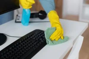femme qui nettoie un clavier