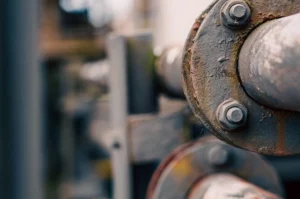 canalisation rouillée dans une pièce