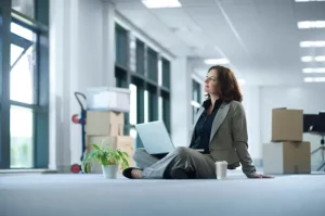 femme assise au sol dans ses bureaux