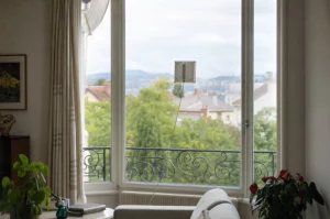 la vitre sur une vitre en train de laver
